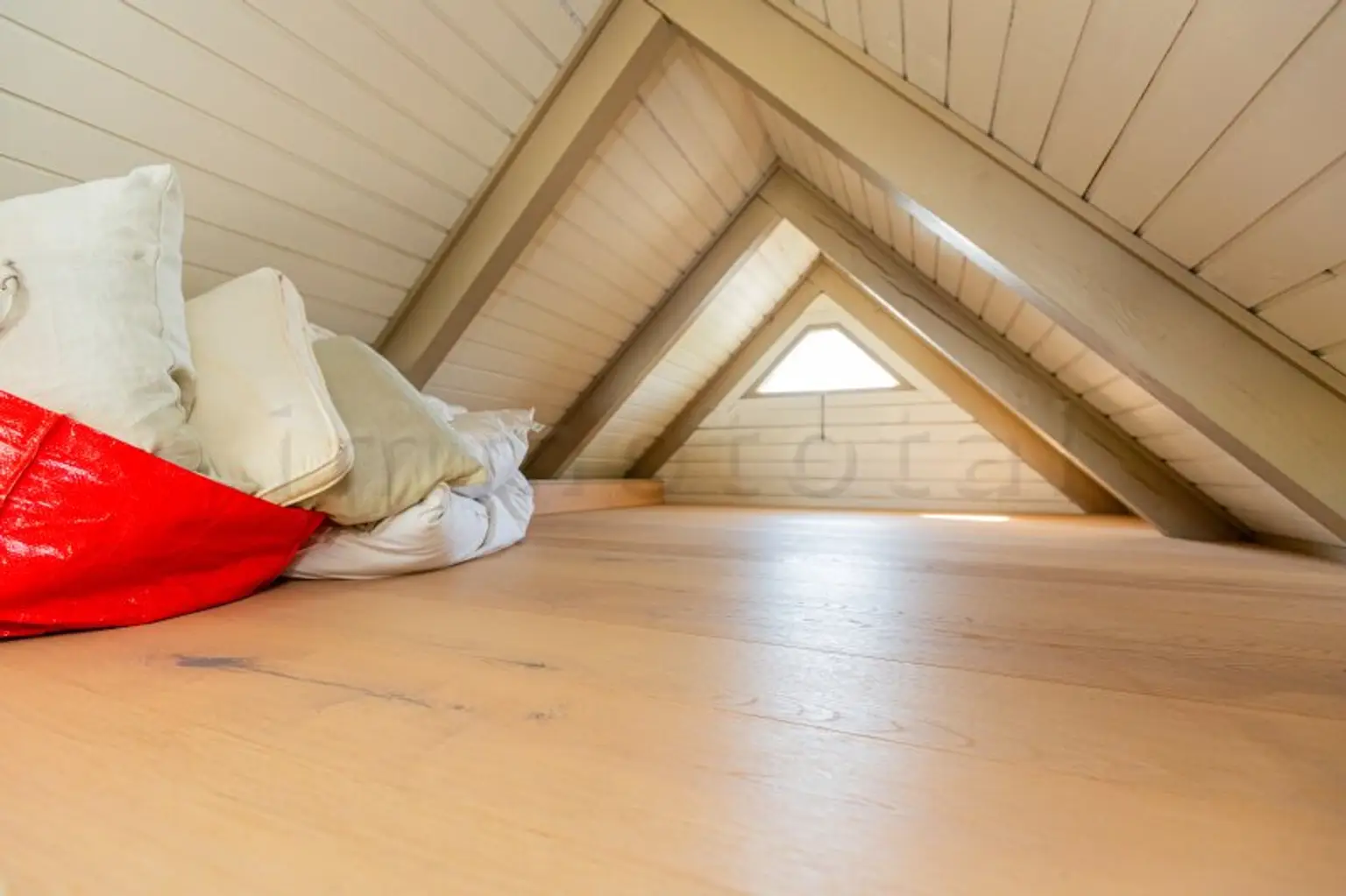 Neu adaptierte Spitzhütte in Toplage am offenen See