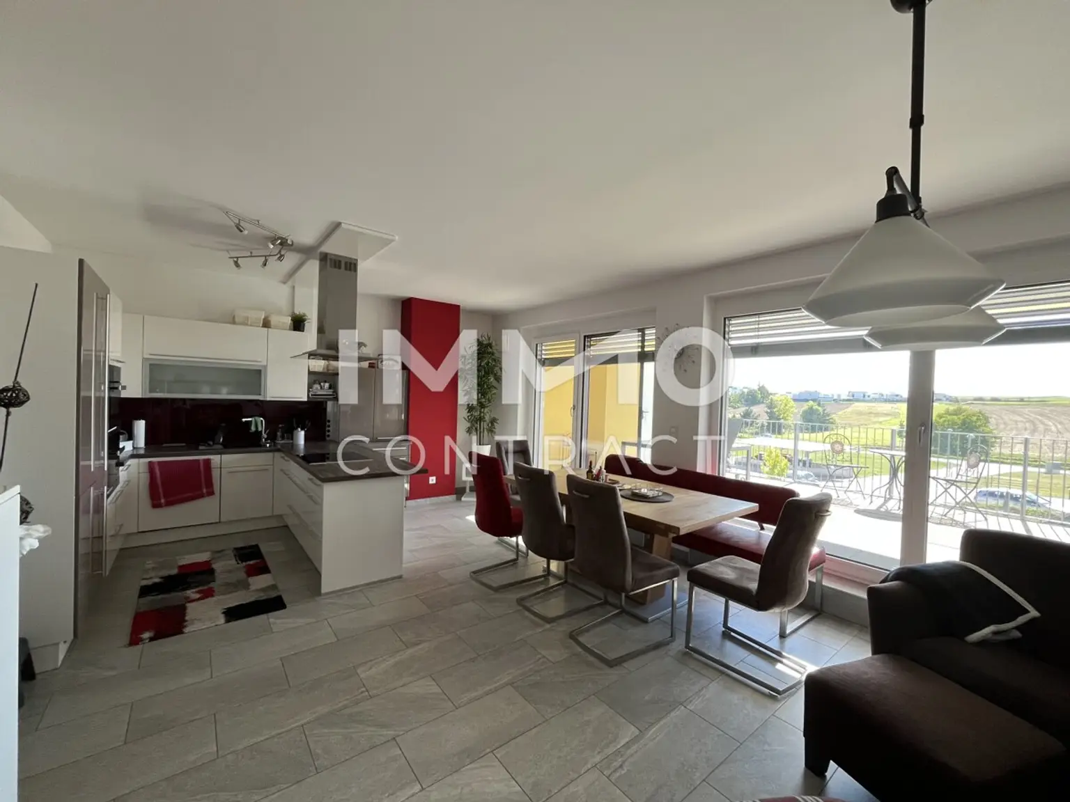 Helle Wohnung mit großer Terrasse
2 Autoabstellplätze