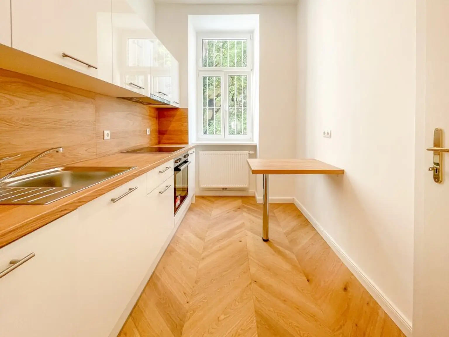 NÄHE AUGARTEN: wunderschön sanierte Altbauwohnung mit neuer Küche