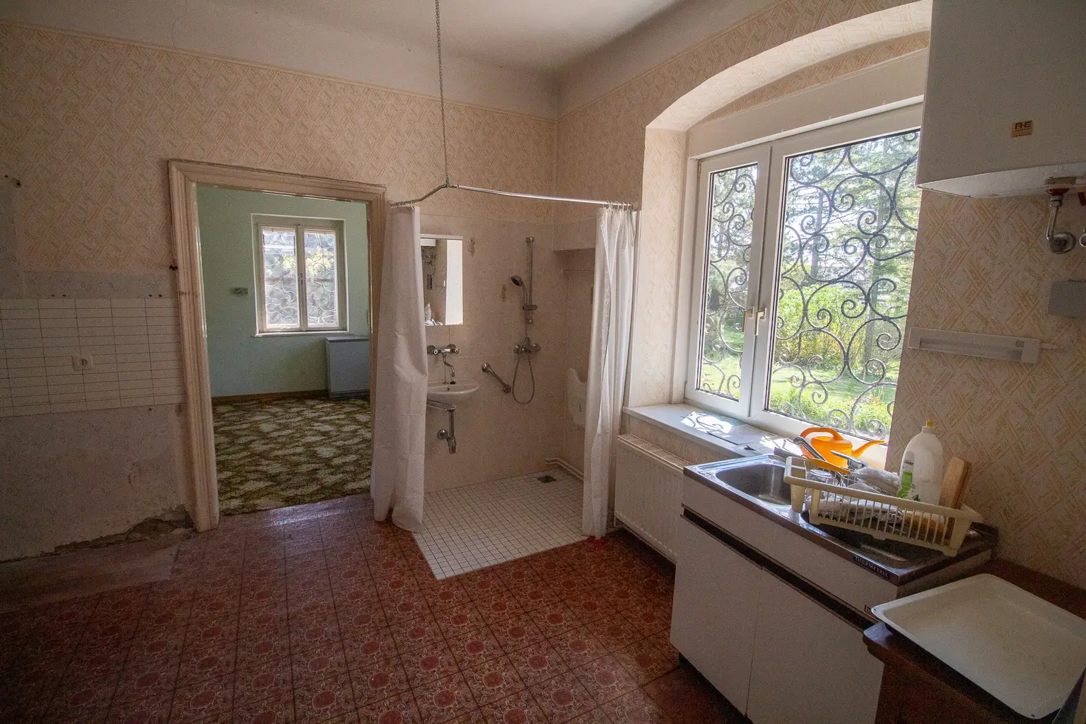 Küchenbereich mit Dusche