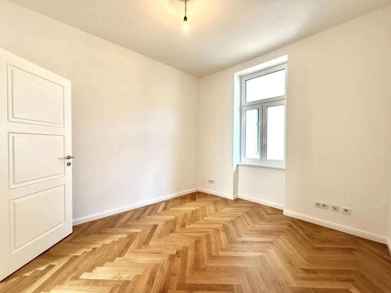 Großzügige vollsanierte Altbauwohnung mit Loggia I Belvedere & Schweizergarten Nähe I Barrierefreier Zugang mit Lift I Fischgrätparkett & Fußbodenheizung I perfekte öffentliche Anbindung