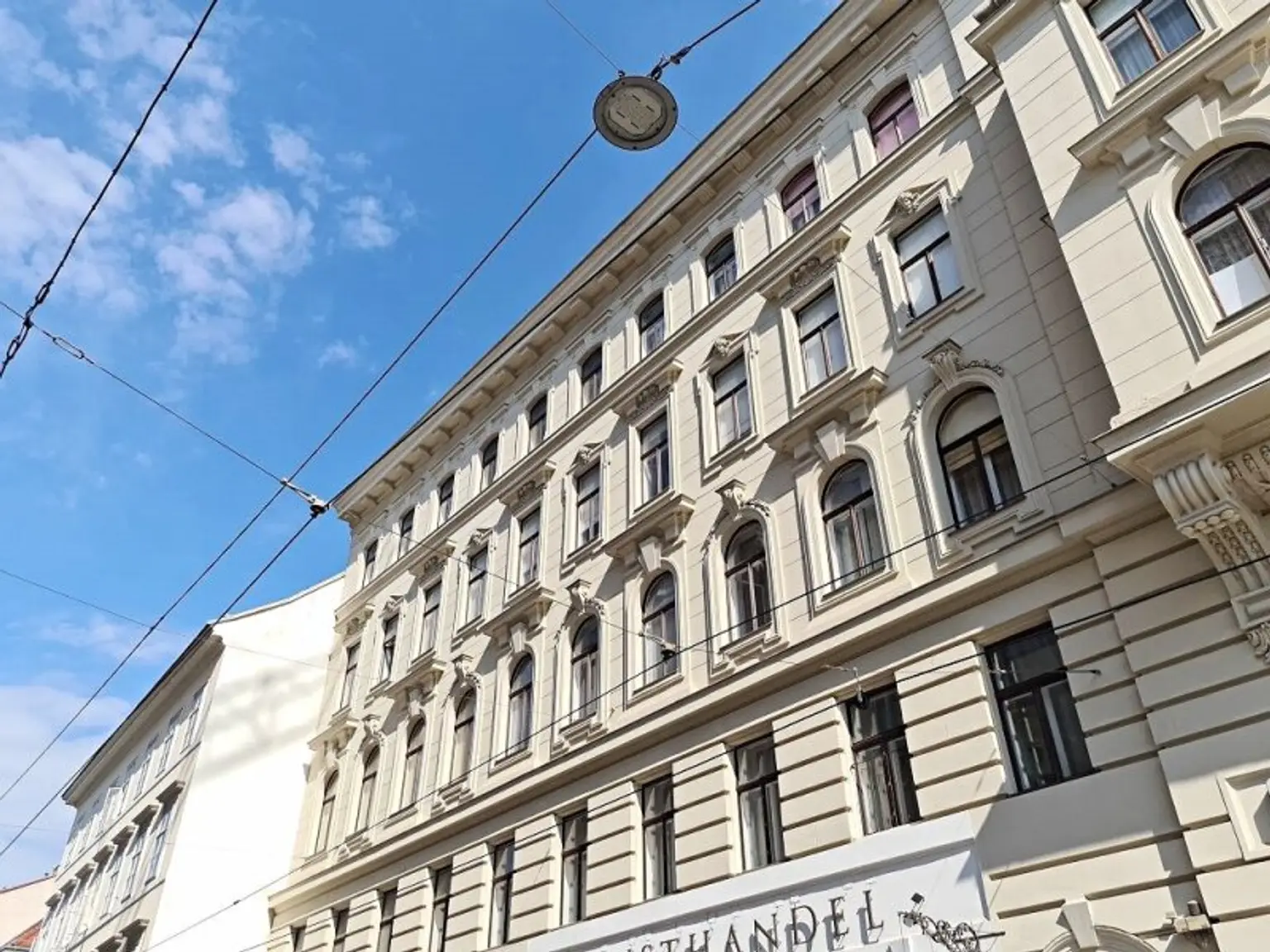 SPITTELBERG, teilsaniertes 84 m2 Dachgeschoß, 3 Zimmer, Extraküche, Wannenbad, Parketten, WG-geeignet, MQ-Nähe