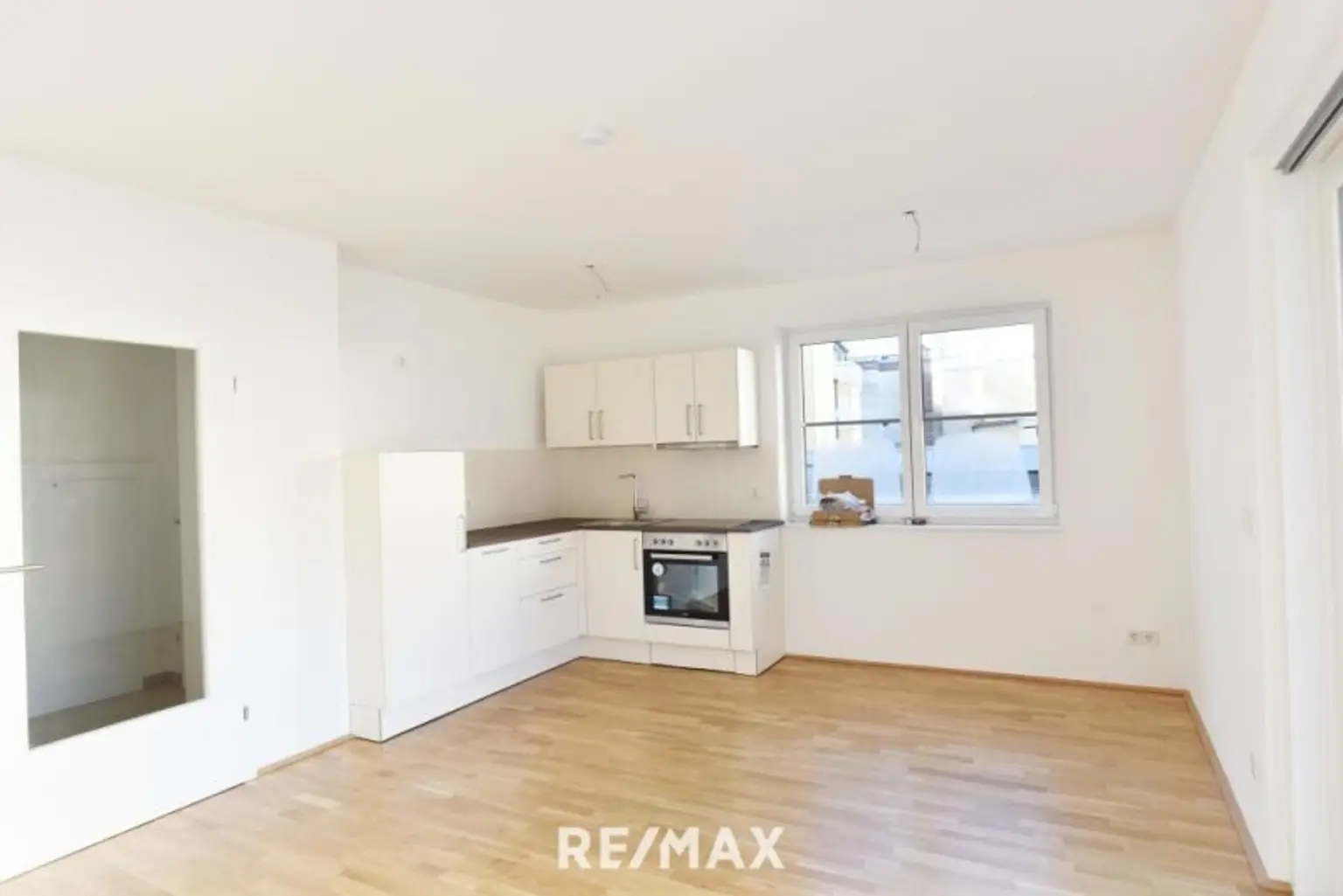 Wohnzimmer mit offener Küche