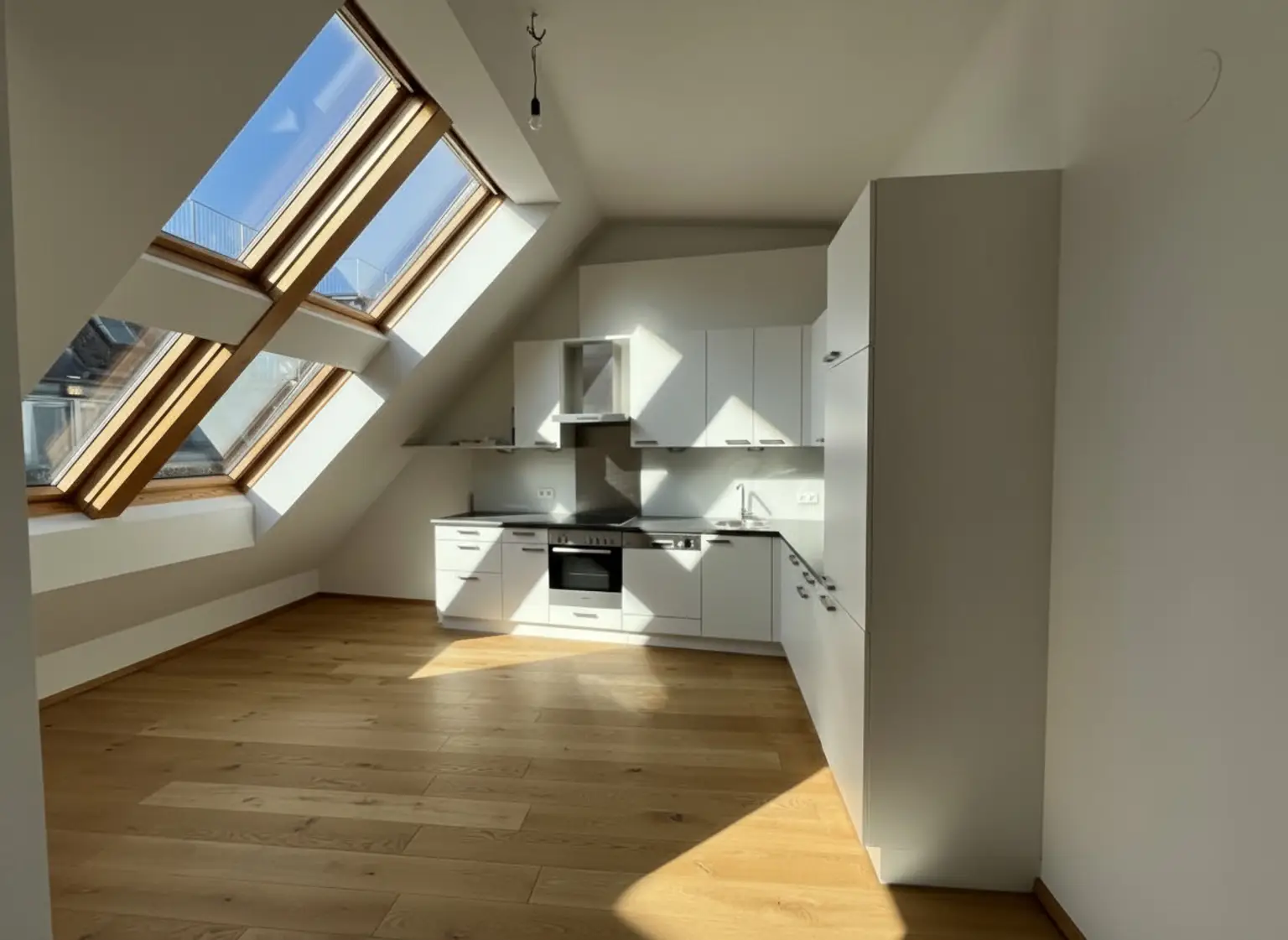 UNBEFRISTET: Attraktive, klimatisierte Dachgeschoss-Wohnung mit Balkonen und Dachterrasse und einmaligem Blick über Dächer Wiens