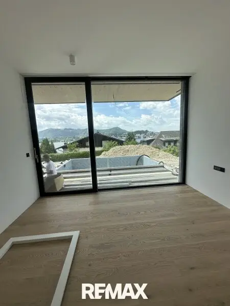Schlafzimmer mit Ausgang auf die Terrasse und Pool