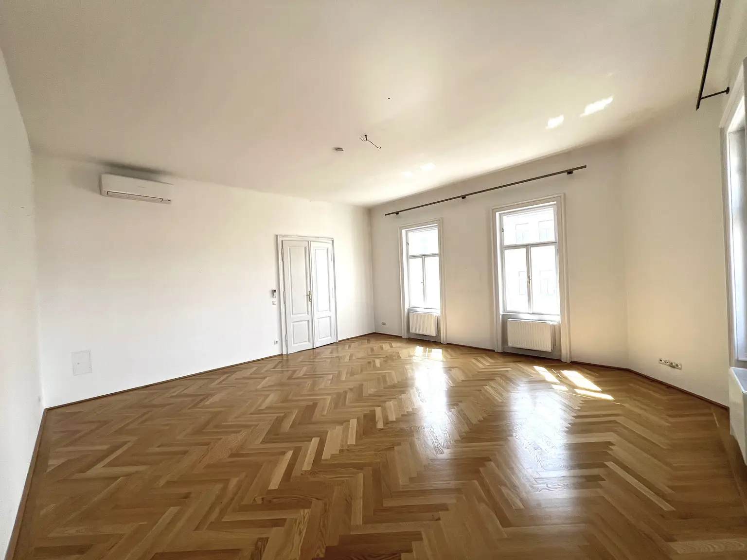 UNBEFRISTET: Prachtvolle, klimatisierte 5-Zimmer-Wohnung mit fantastischer Stadtaussicht / Beautiful air-conditioned 5-room flat with fantastic city view