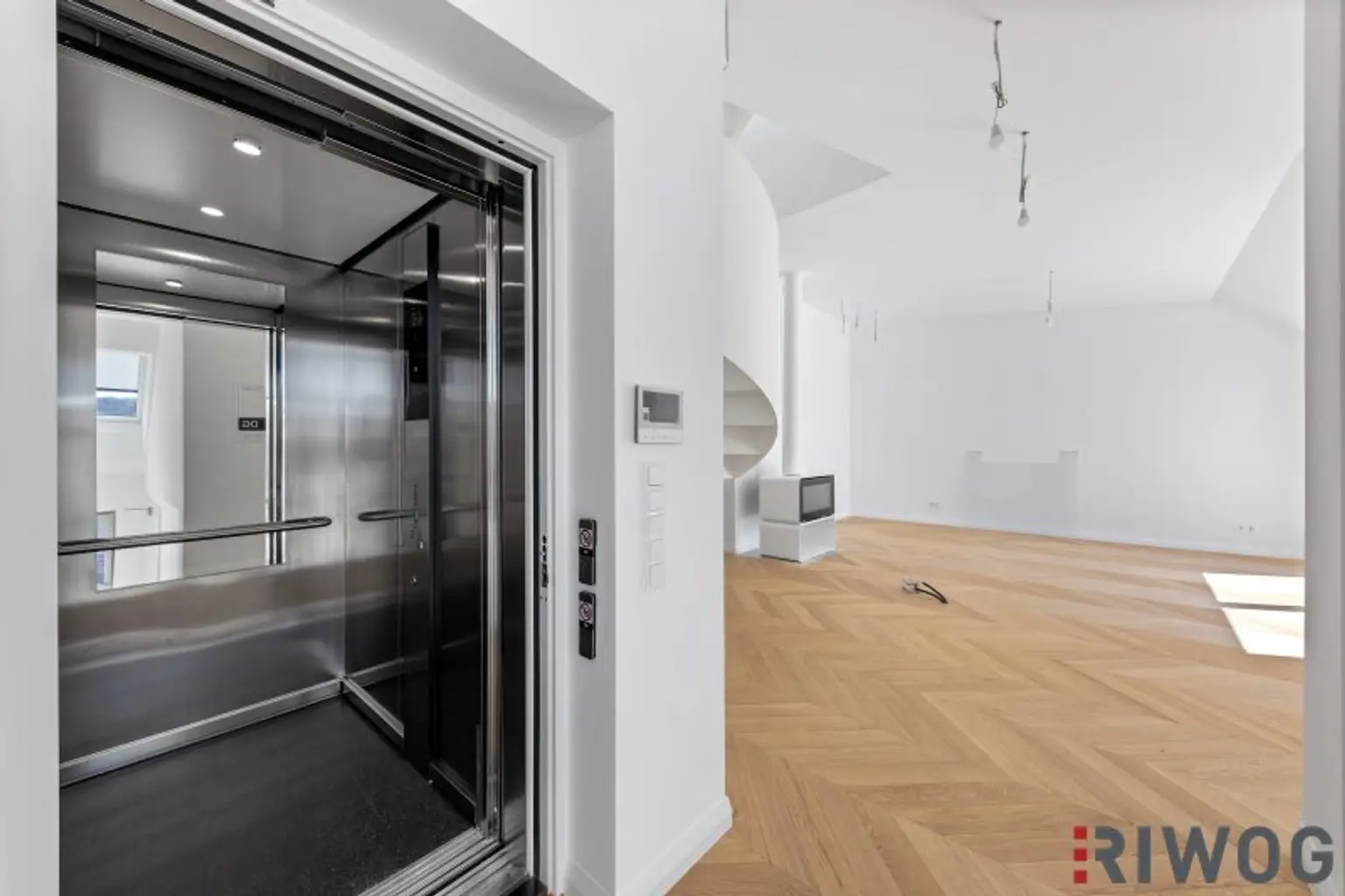 3,7m Raumhöhe im DG, Garage mit 2 Stellplätze, Atrium, Aufzug in die Wohnung und 360° Dachterrasse