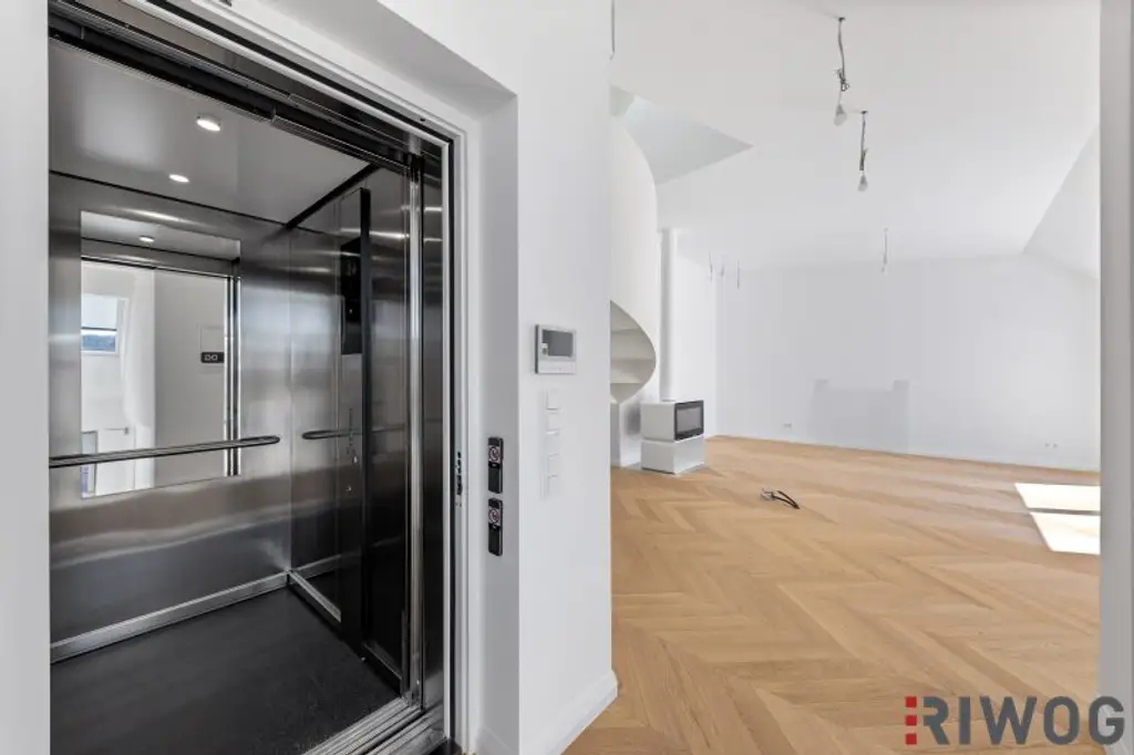 3,7m Raumhöhe im DG, Garage mit 2 Stellplätze, Atrium, Aufzug in die Wohnung und 360° Dachterrasse