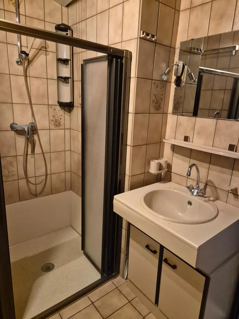 Renovierungsbedürftige 4 Zimmer Wohnung mit Loggia
