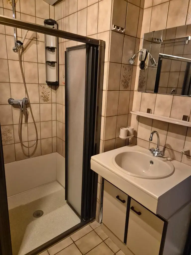 Renovierungsbedürftige 4 Zimmer Wohnung mit Loggia