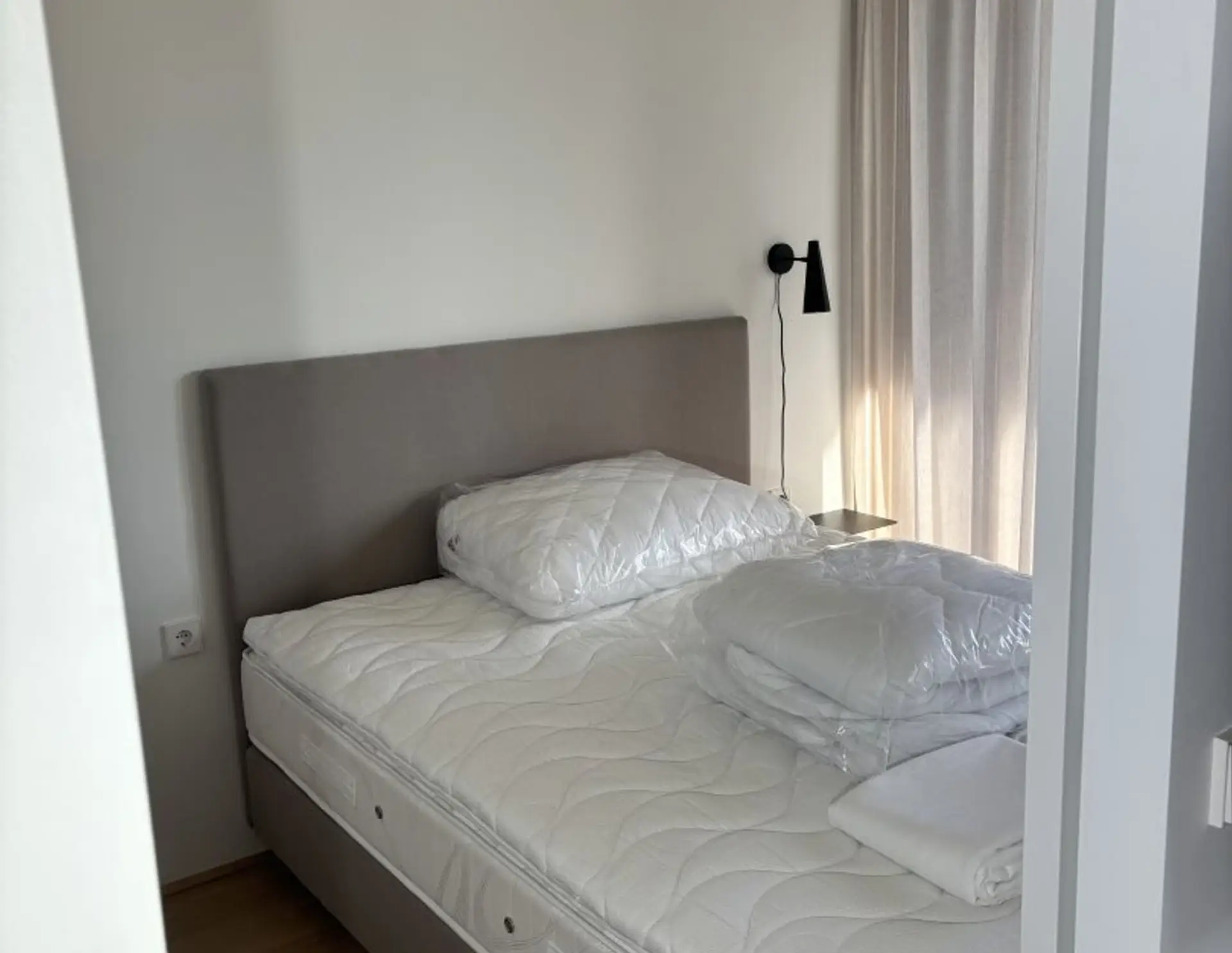 Möbliertes Premium-Apartment mit Tiefgaragenparkplatz und Vielen Extras - Perfekt Für Studenten und Singles !