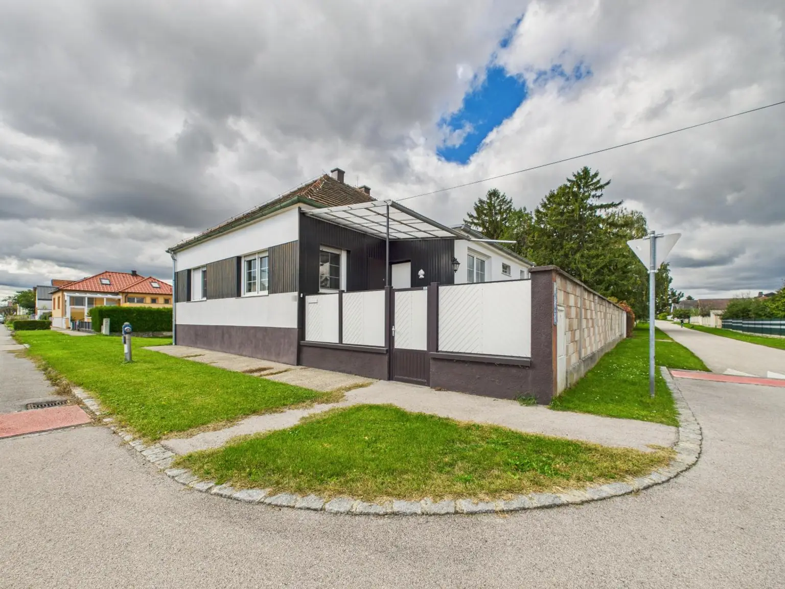 Einfamilienhaus mit Keller, Garten und Garage