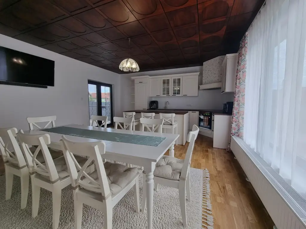 LIEBEVOLLER BUNGALOW MIT GEPFLEGTEM GARTEN IN TRAUMHAFTER RUHELAGE