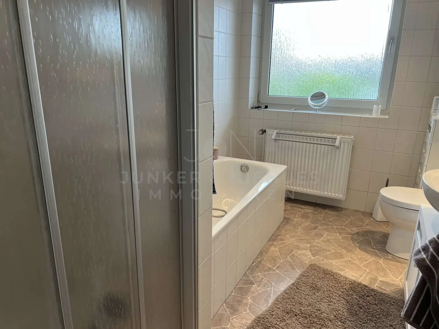 Bad mit Wanne und Dusche