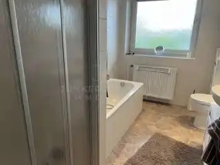 Bad mit Wanne und Dusche