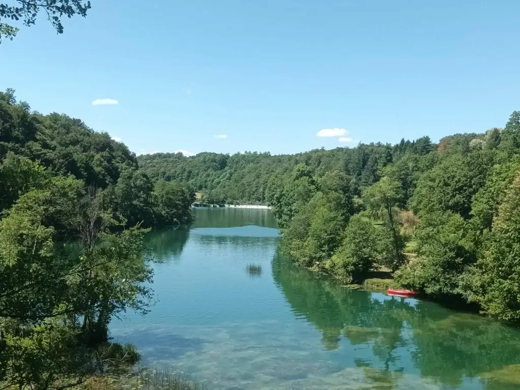 Zentral-Kroatien: Einmalig schönes und großes Anwesen in absoluter Alleinlage mit direktem Flusszugang