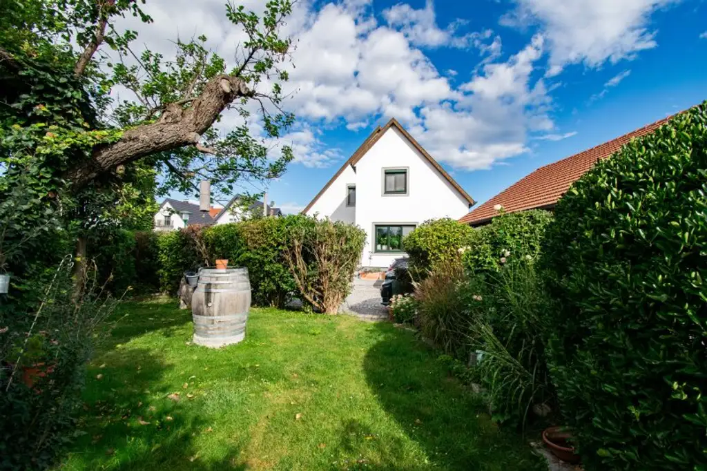 Modern & großzügig: Vollrenoviertes Mehrfamilienhaus mit Pool und Weinkeller
