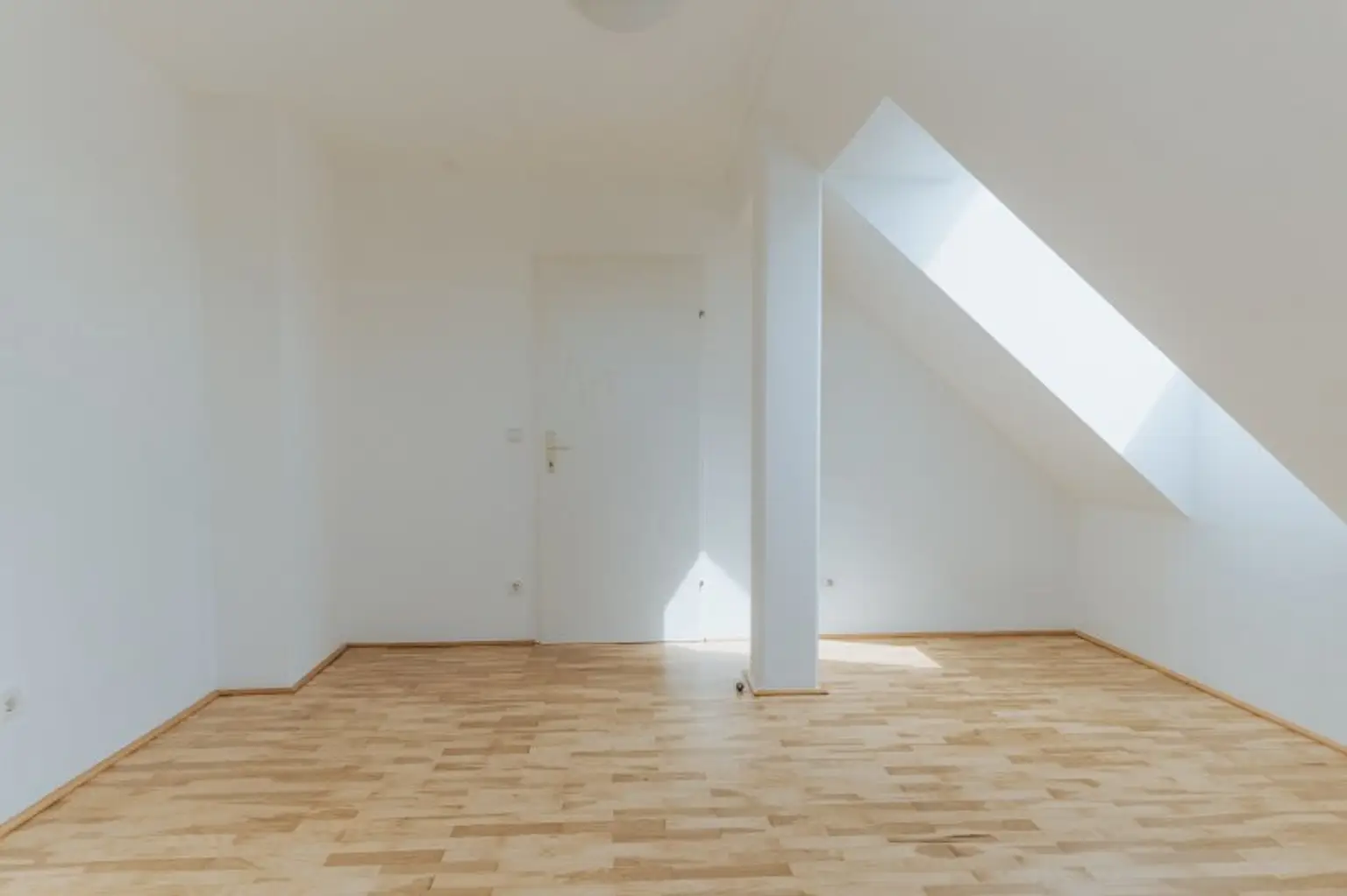 Traumhafte 3- Zimmer Dachgeschoßwohnung über zwei Etagen mit Terrasse