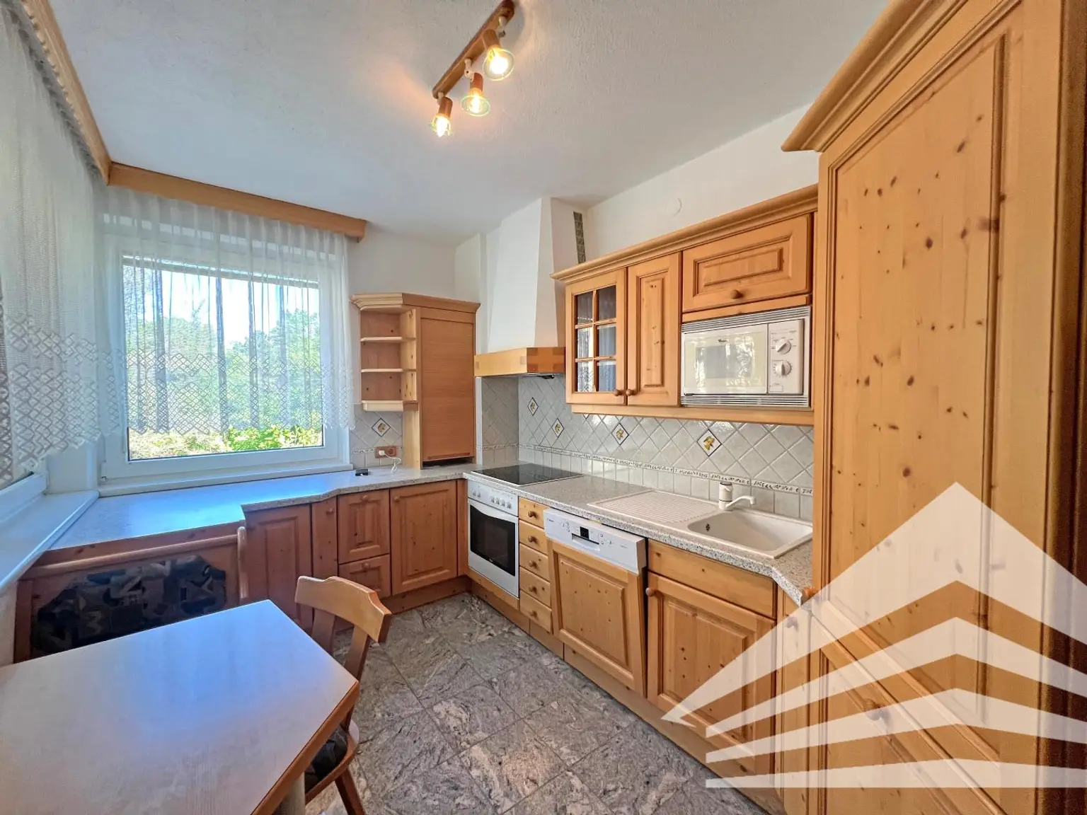 Küche inkl. Essplatz