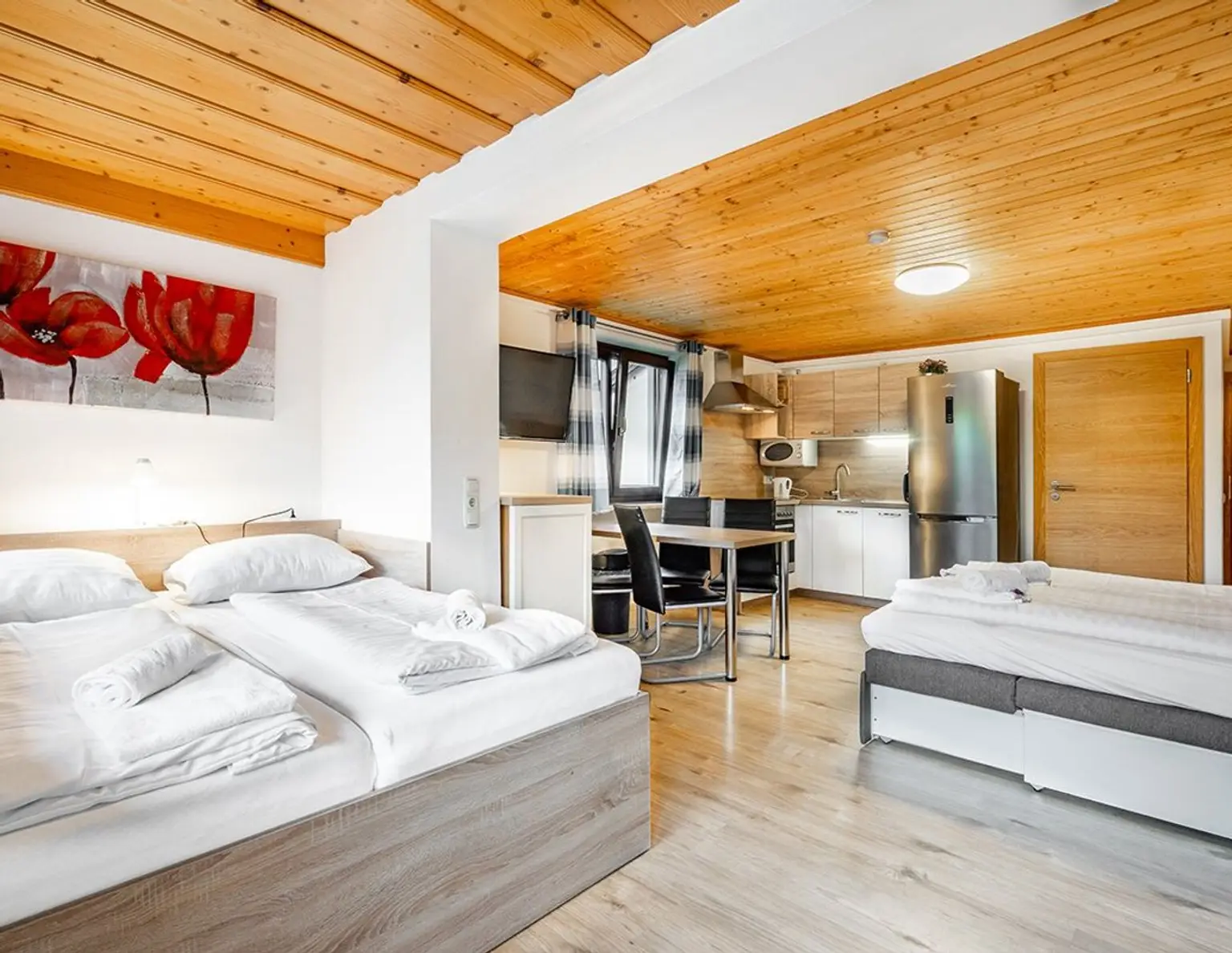 Ferienpension mit 51 Betten und zugehöriger Pizzaria in Kaprun