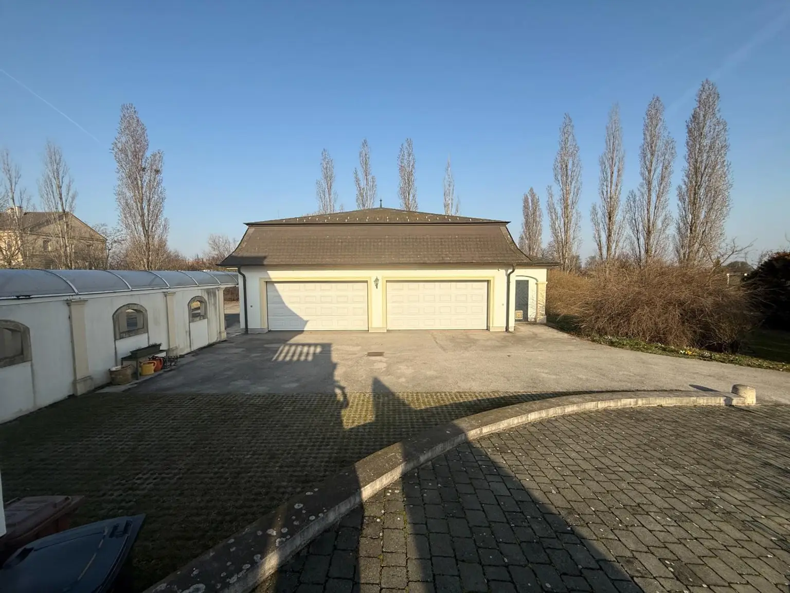 Nebengebäude mit seitlichen Zugang zur Villa