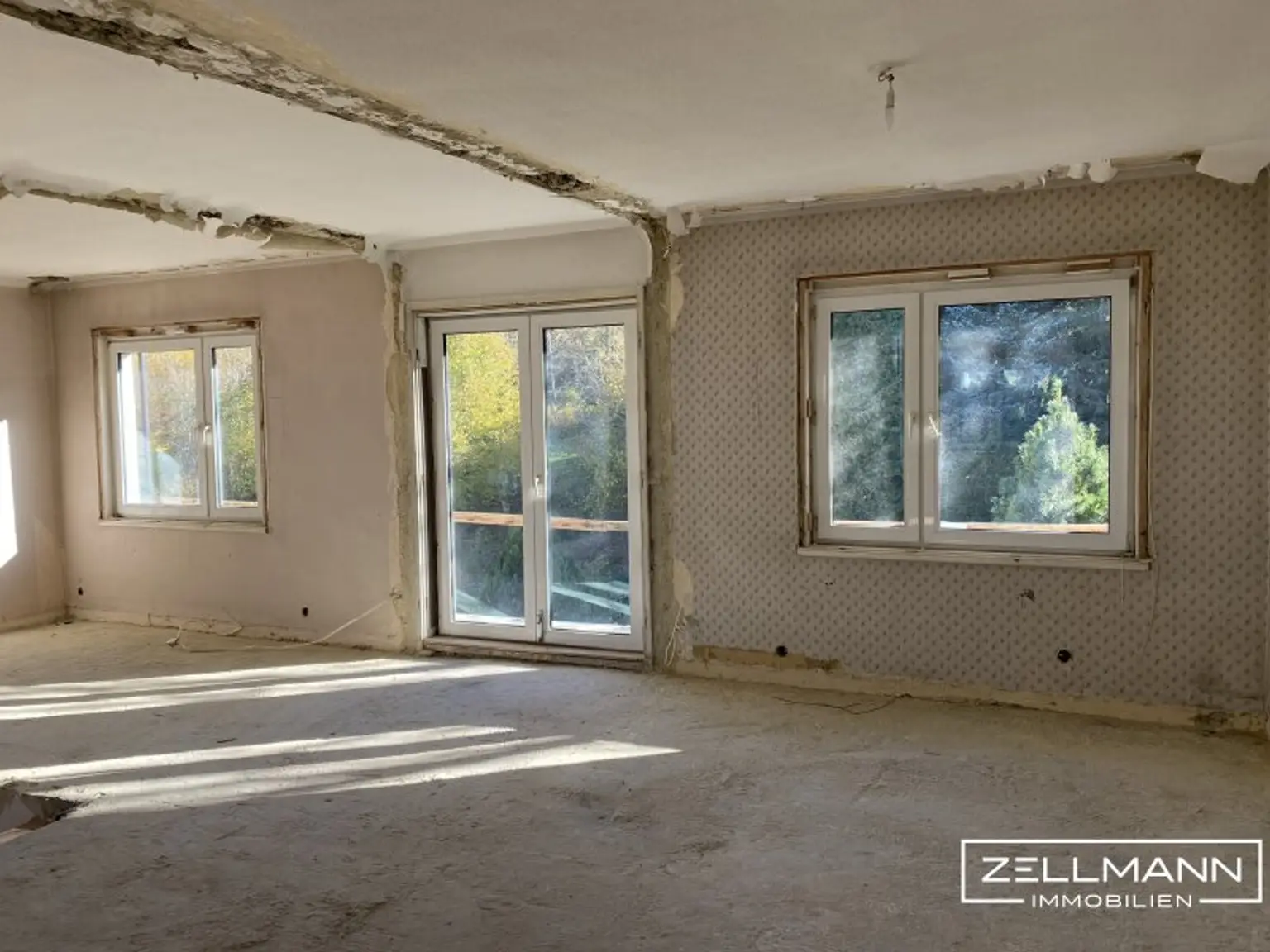 Ein Ort mit Perspektive – Sonniges Grundstück mit entkerntem Bestandsgebäude in Breitenfurt | ZELLMANN IMMOBILIEN