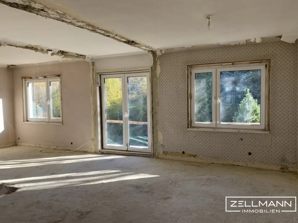 Ein Ort mit Perspektive – Sonniges Grundstück mit entkerntem Bestandsgebäude in Breitenfurt | ZELLMANN IMMOBILIEN