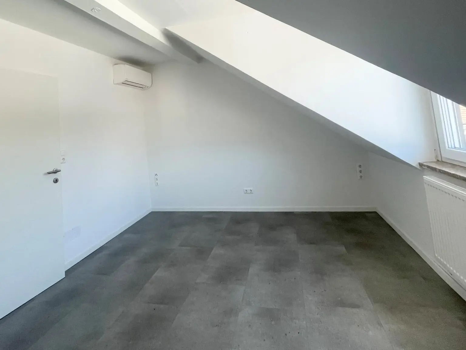 Modern sanierte Dachgeschosswohnung mit hochwertiger Klimaanlage