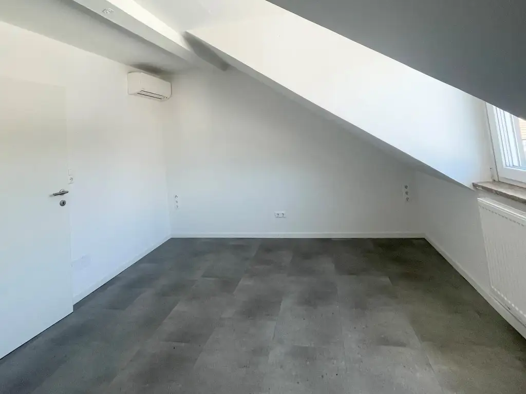 Modern sanierte Dachgeschosswohnung mit hochwertiger Klimaanlage