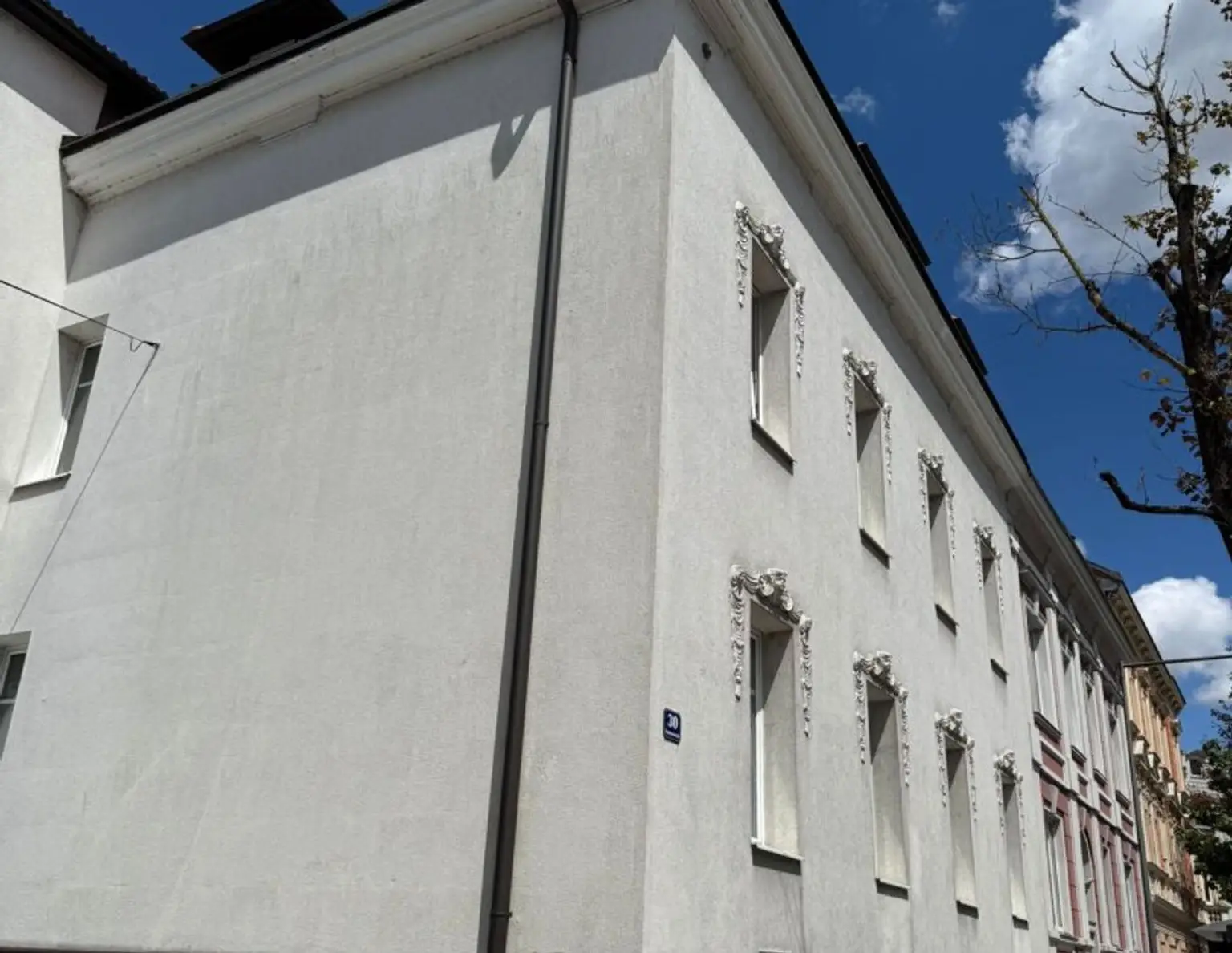 SANIERTES ZINSHAUS mit 4 WOHNEINHEITEN in ZENTRUMSLAGE incls. Personenaufzug