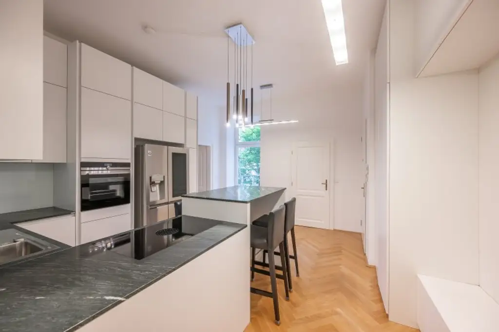 ++1150++ Stilvolle 4-Zimmer Altbauwohnung mit Balkon – Wohnen in Toplage mit Topausstattung