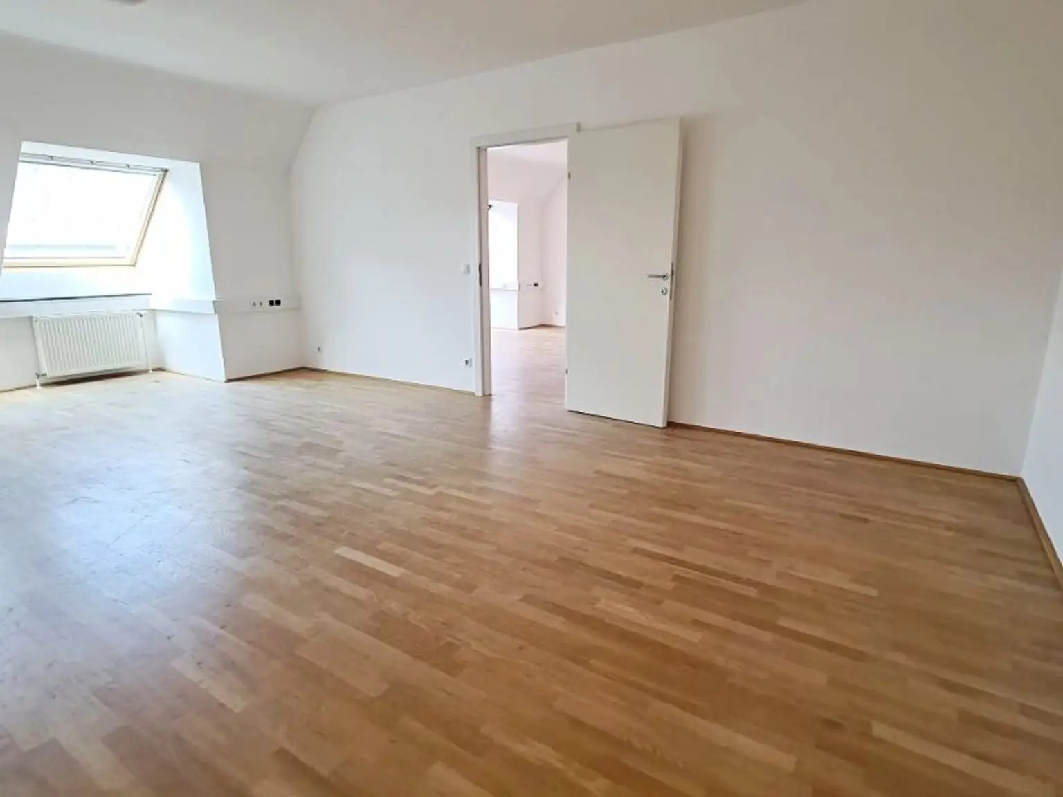 ZIEGLERGASSE bei FUZO Mariahilfer Straße, 141 m2 Bürofäche, 3 Zimmer, Serverraum, Küche, Klimaanlagen, Dachgeschoß