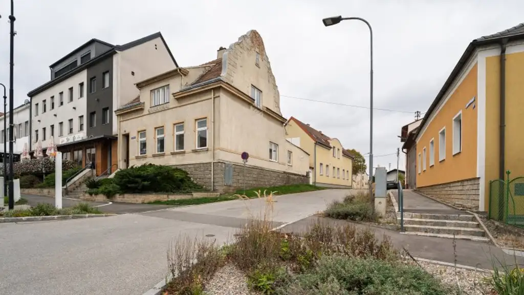 Sanierungsbedürftiges Ein / Zweifamilienhaus in Kerngebiet von Gänserndorf