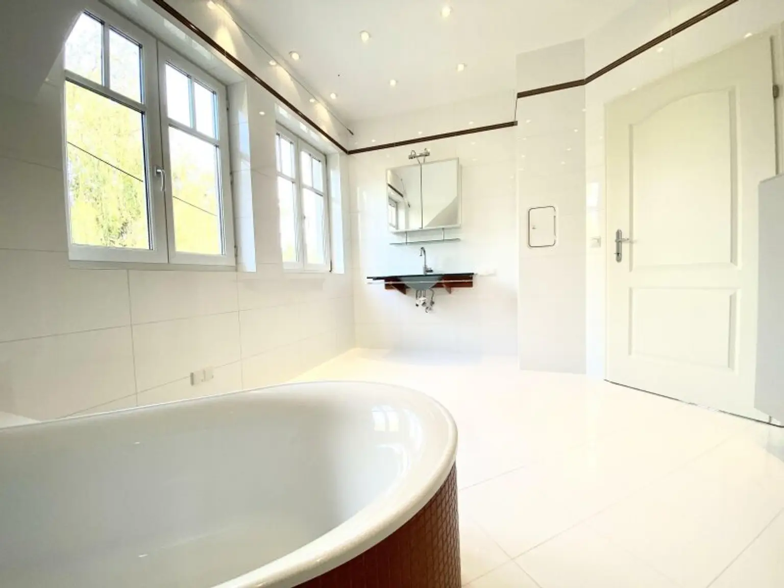 Bad mit Wanne und Dusche im OG