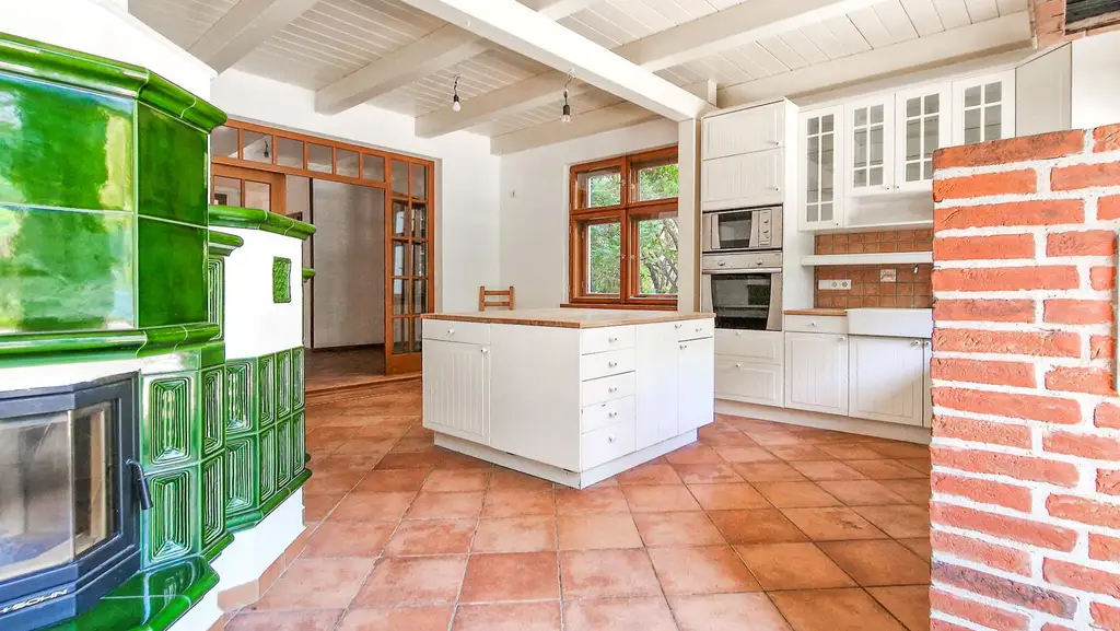 Grüne Oase in Prestige-Lage, Stilvilla mit ca. 1.600 m² Grund, Gästehaus, 2 Garagen und großem Pool
