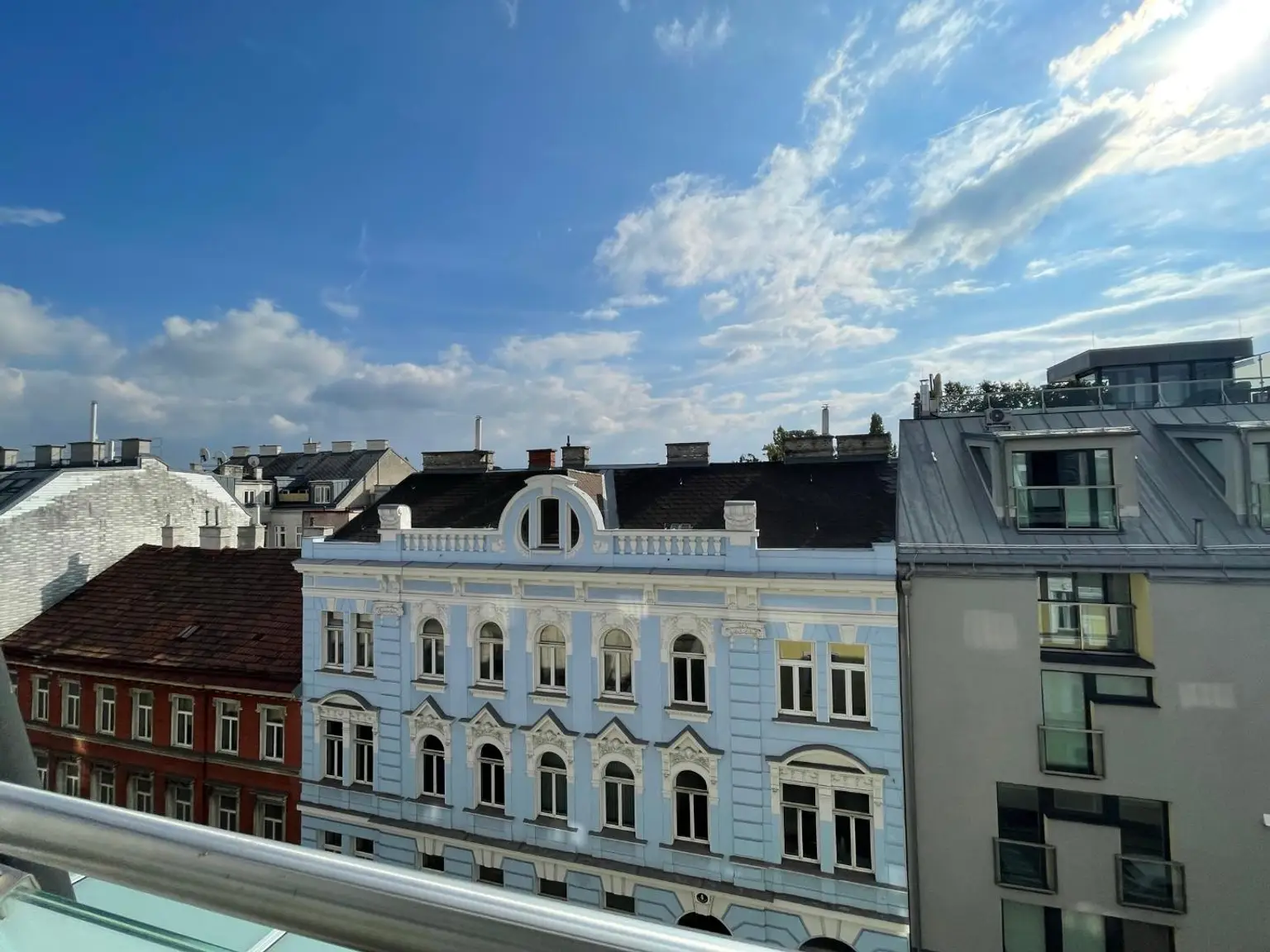 DACHGESCHOSS-Traum in Döbling: 3 Zimmer, sehr große Dachterrasse mit Ausblick, Balkon, 2 Loggien, Klimaanlage, Lift, Top-Ausstattung