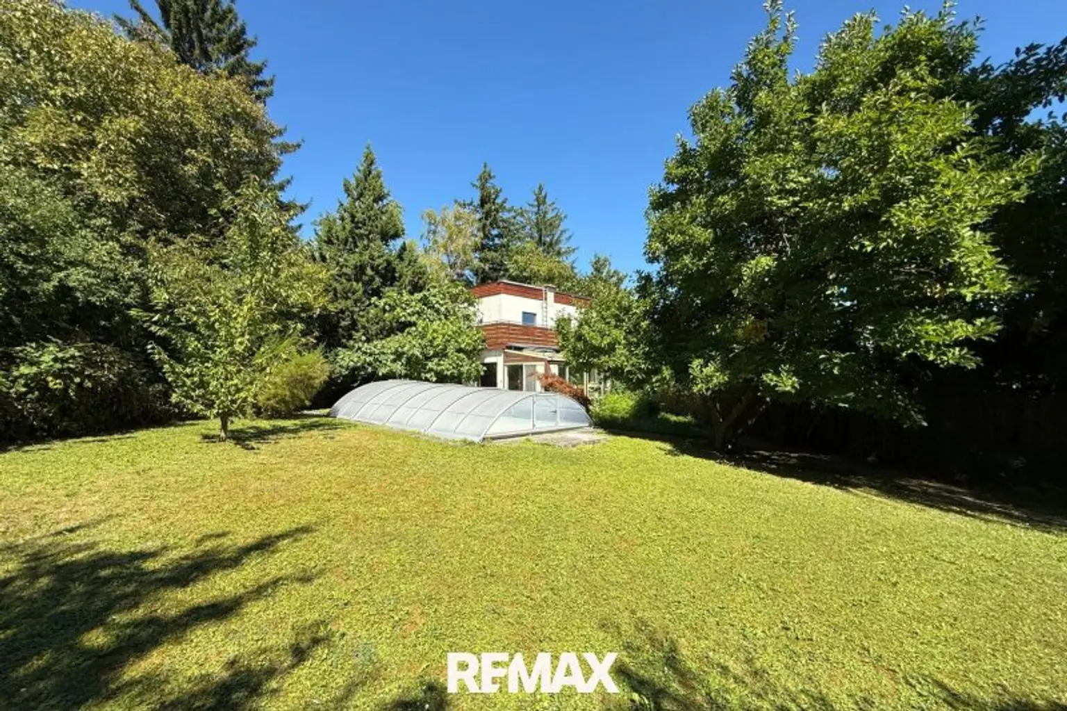 Gartenansicht mit Haus und Pool