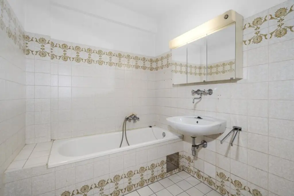 Geräumige 3-Zimmer-Wohnung in 1150 Wien/sanierungsbedürftig /WG möglich
