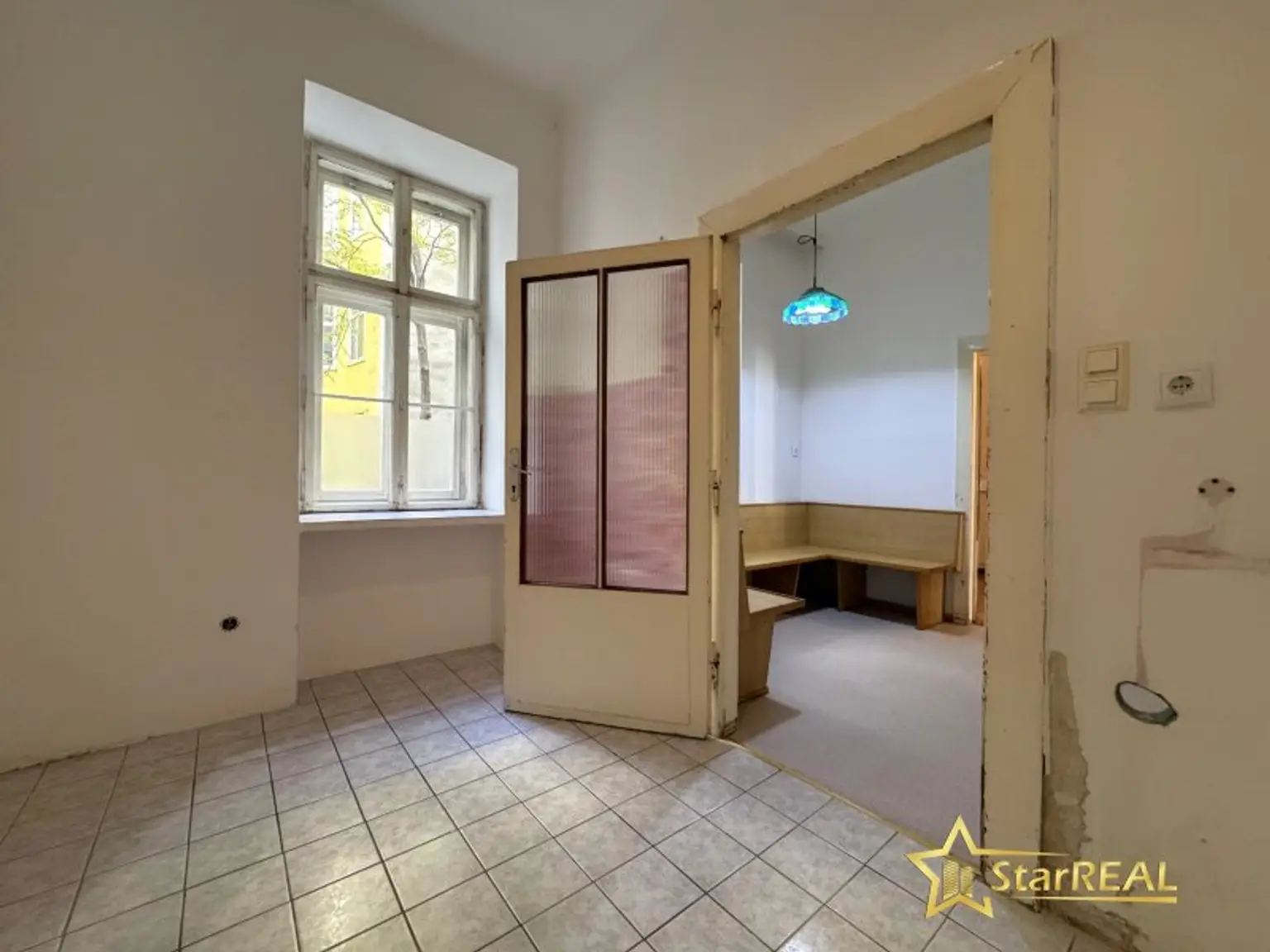 ROHDIAMANT IN TOPLAGE! U6 DIREKT. SANIERUNGSBEDÜRFTIGE 3,5 ZIMMER. FISCHGRÄTPARKETT.