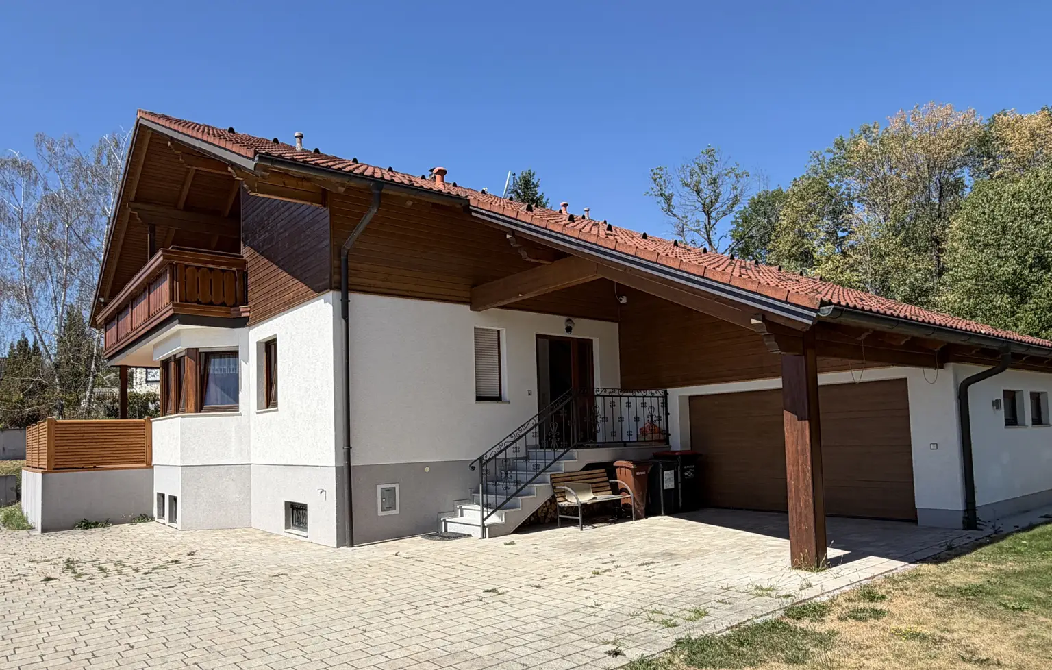 Hausansicht Süd-Ost und Eingangsbereich