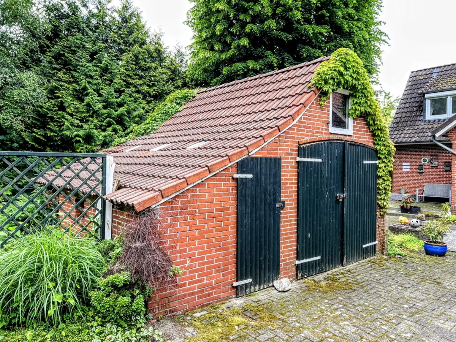Ein Zuhause, das Raum für alles lässt! Wohnhaus mit angrenzender Halle!