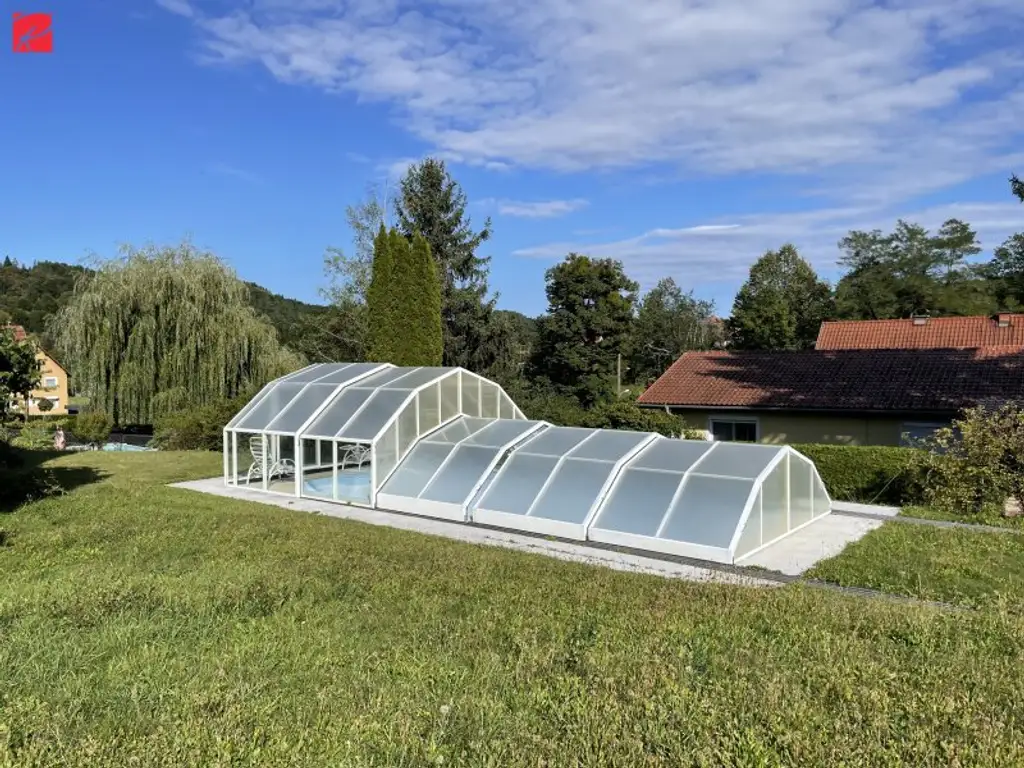 Großzügiger Bungalow mit überdachtem Swimmingpool
