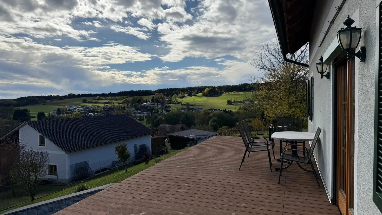 Bezugsfertiges Fertigteilhaus auf einem sonnigen Grundstück