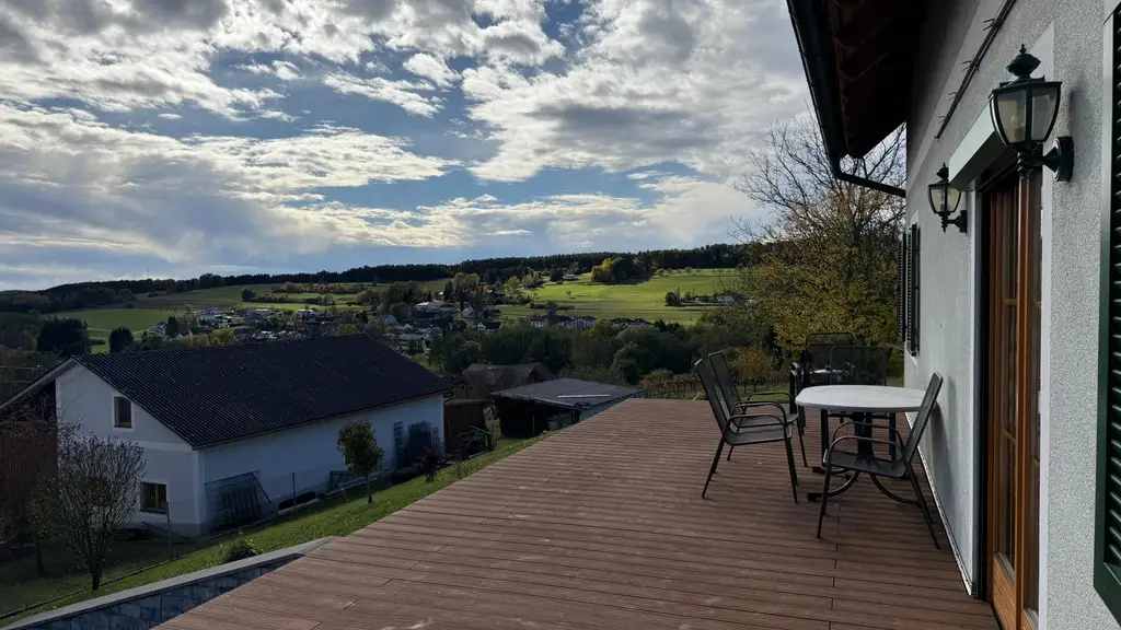 Bezugsfertiges Fertigteilhaus auf einem sonnigen Grundstück