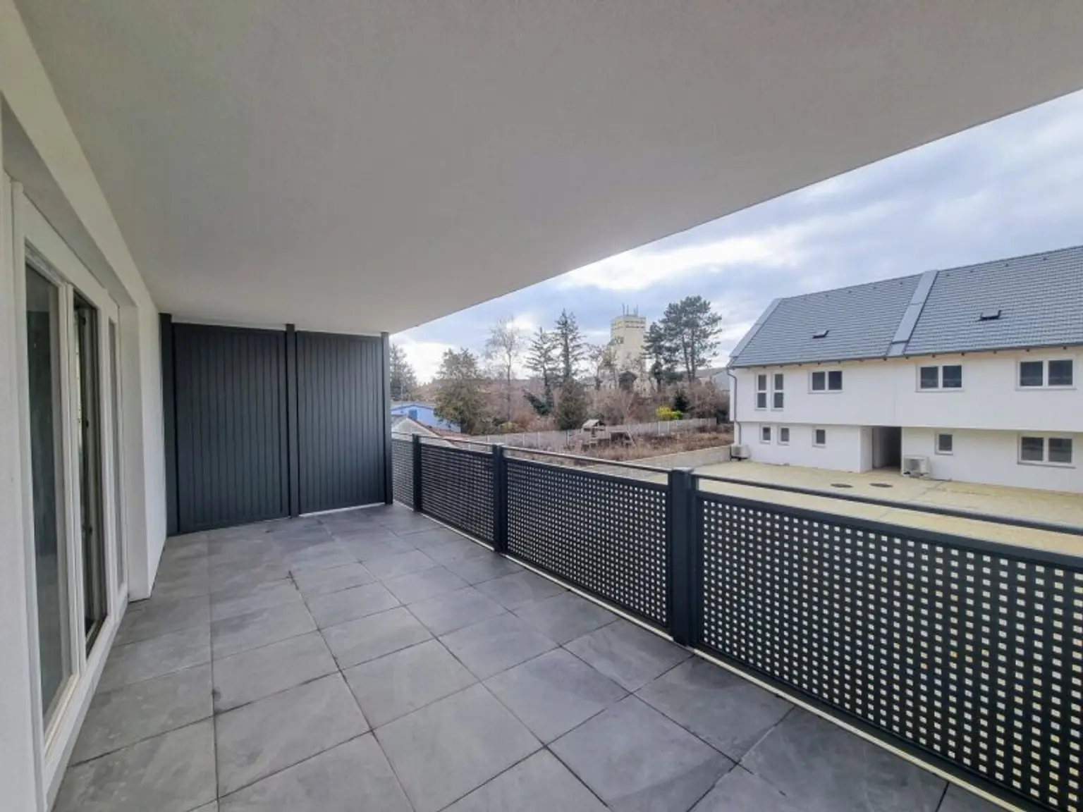 Traumhafte Erstbezug-Wohnung mit Balkon und zwei Stellplätzen – optimale Bahnverbindung nach Wien