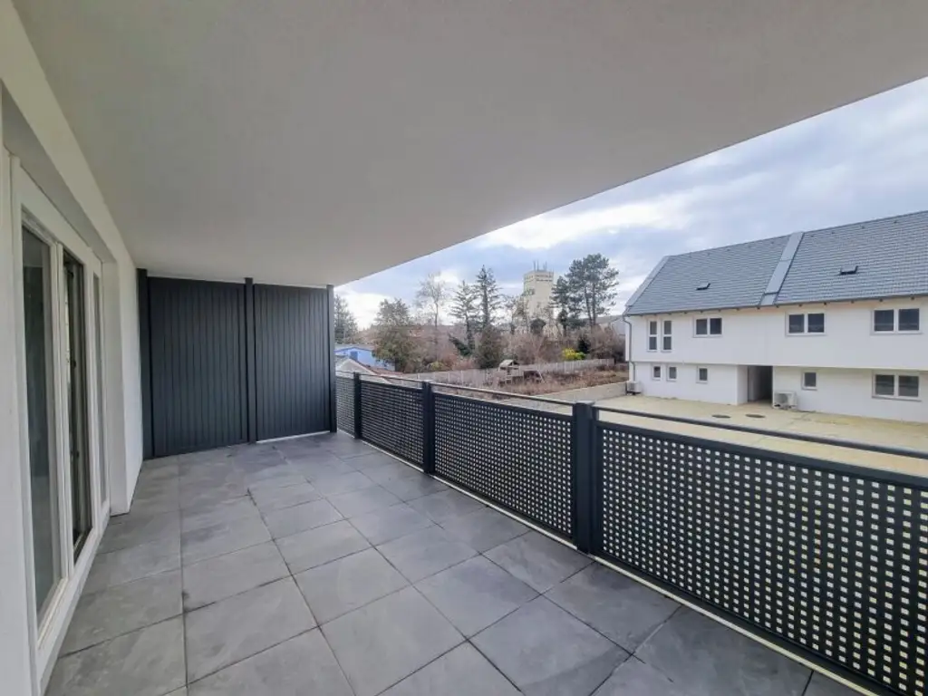 Traumhafte Erstbezug-Wohnung mit Balkon und zwei Stellplätzen – optimale Bahnverbindung nach Wien