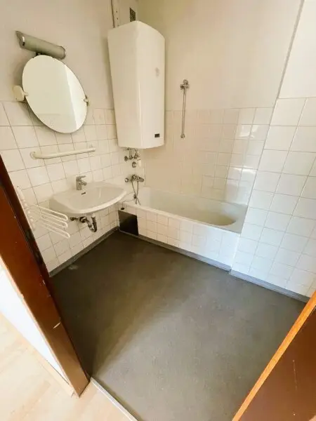 2-Zimmer Wohnung mit Loggia, separater Küche und Blick in den begrünten Innenhof