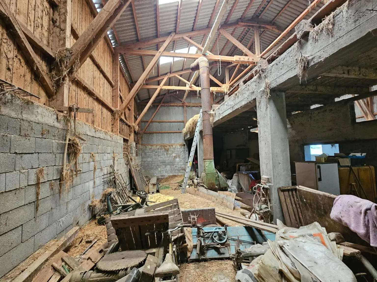 Wohnhaus mit großem Wirtschaftsgebäude auf ca. 1,4 ha Grund