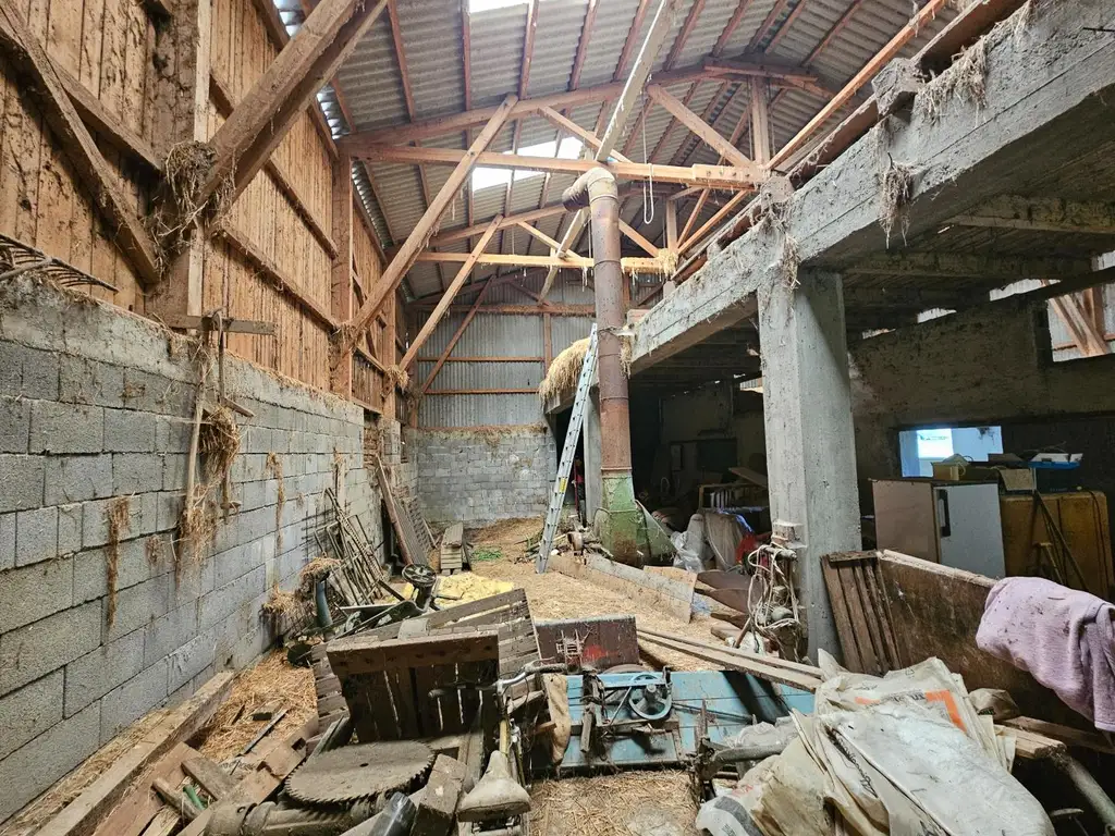 Wohnhaus mit großem Wirtschaftsgebäude auf ca. 1,4 ha Grund