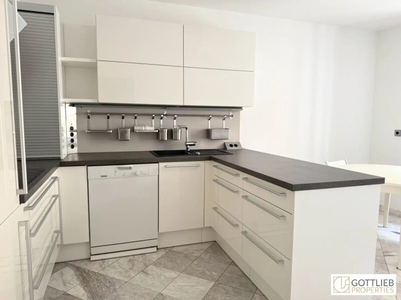 Bestlage beim Hamerlingplatz! Lichtdurchflutete 3-Zimmer-Altbau-Wohnung in saniertem Vorstadthaus inklusive zwei Garagenplätze